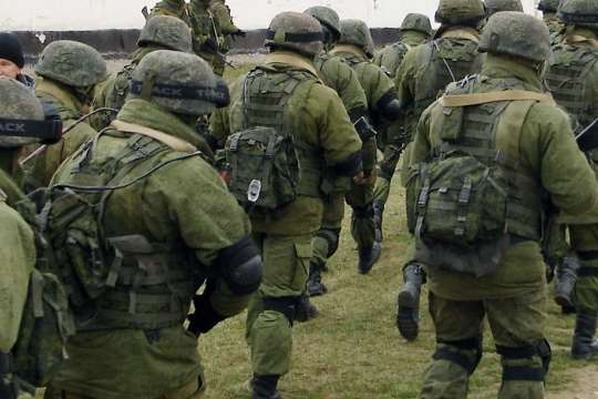 Россия перебрасывает на Донбасс кадровых военных