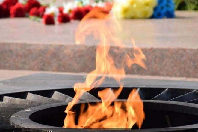 Пікнік на вічному вогні: у Білій Церкві мати з 2 дітьми смажили зефір у парку Слави