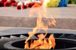 Пікнік на вічному вогні: у Білій Церкві мати з 2 дітьми смажили зефір у парку Слави