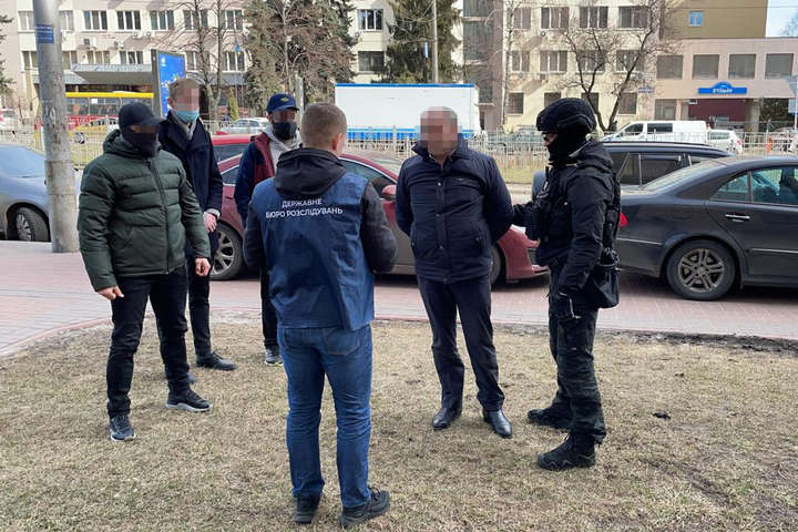 У Києві службовця підозрюють в отримані рекордного хабаря 