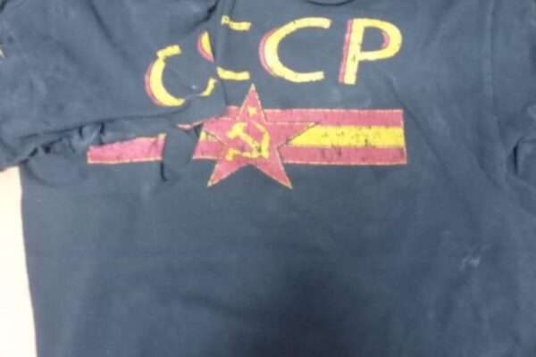 У Львові стендапер отримав вирок суду за футболку з комуністичною символікою