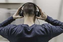 У центрі Луцька підлітки побили чоловіка через російський реп