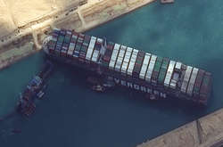 Корабель Ever Given планують стягнути з мілини вже сьогодні