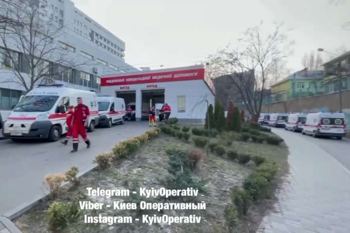 Біля однієї з київських лікарень зібралася черга з понад 20 «швидких»