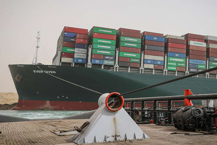 Вже понад триста суден стоять у черзі до Суецького каналу