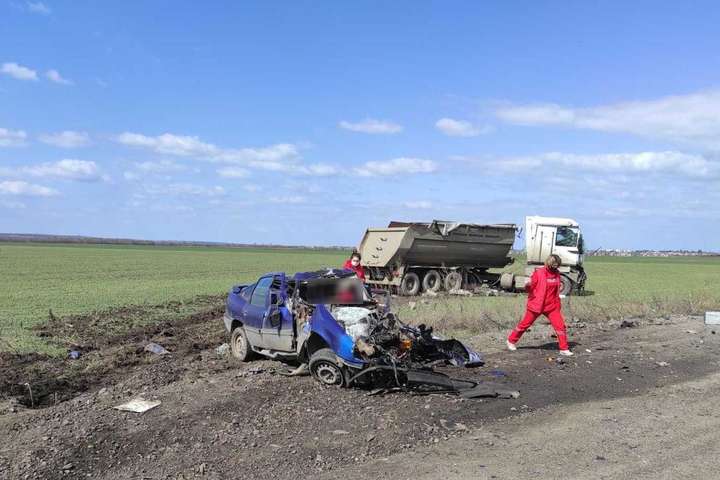 На Миколаївщині вантажівка зіткнулася з легковиком: троє загиблих
