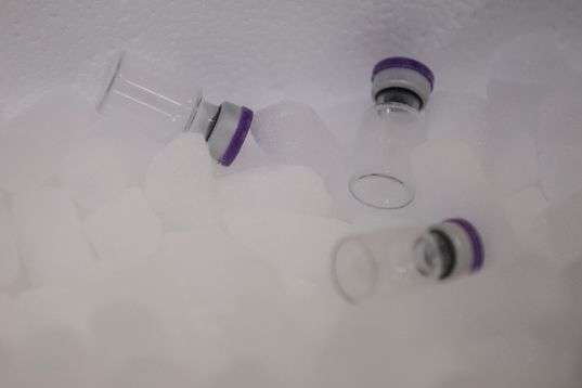 Європейський регулятор дозволив зберігати вакцину від Pfizer у звичайній морозильній камері