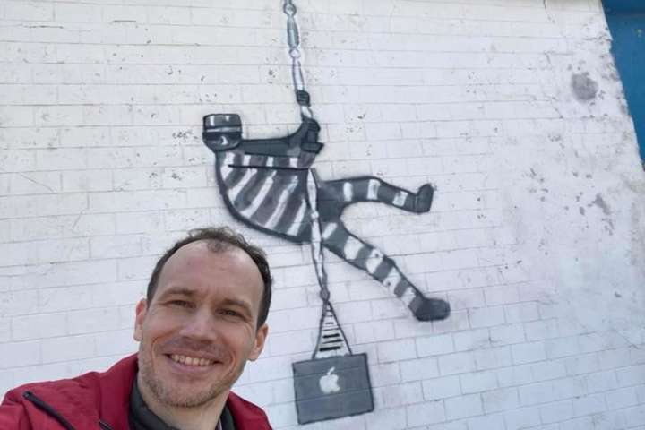Шедевр за мотивами Бенксі: Малюська намалював графіті на стіні Ірпінської в’язниці