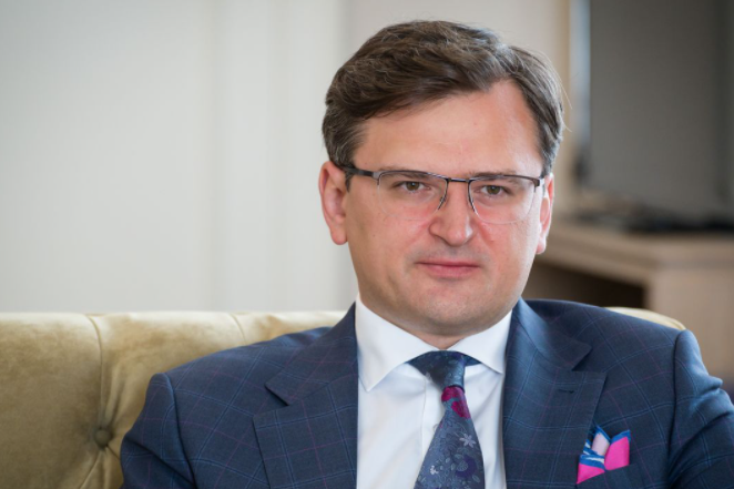 Макрон має достатньо політичної ваги, щоб поновити мирний процес на Донбасі, – Кулеба