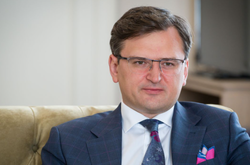 Макрон має достатньо політичної ваги, щоб поновити мирний процес на Донбасі, – Кулеба