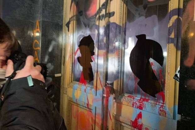 Художня галерея хоче викупити розмальовані двері Офісу Президента