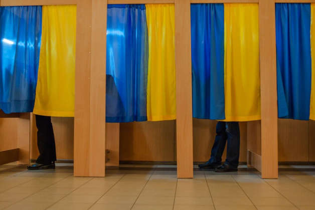 Спостерігач на довиборах в Прикарпатті підказував виборцям як заповнити бюлетень