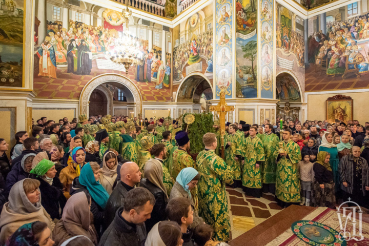 Сотні людей без масок. Московська церква похизувалась коронавірусним молебнем (фото)