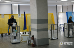 Явка на проміжних виборах до Верховної Ради станом на 20:00 становила 20,99% в Донецькій області та 35,05% на Прикарпатті