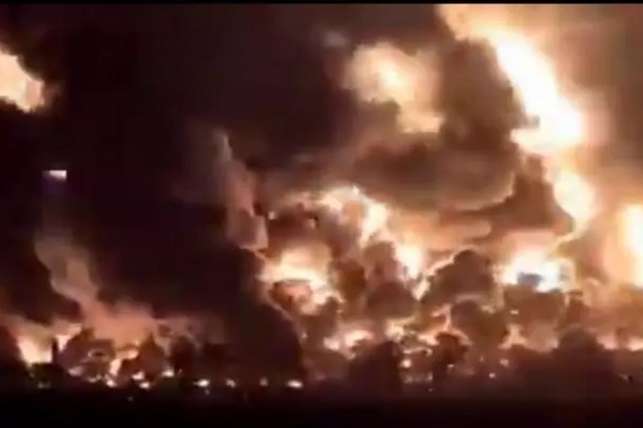 В Індонезії на нафтопереробному заводі стався потужний вибух (відео)