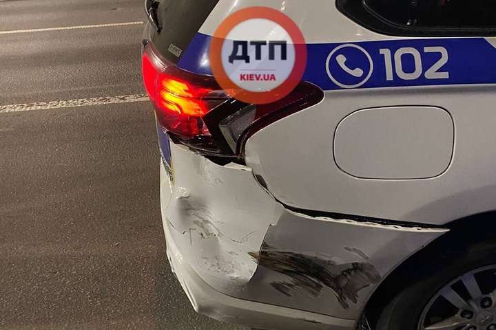 У Києві патрульне авто зіткнулося з мотоциклом: є постраждалий