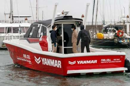 В Японії спущений на воду перший водневий катер