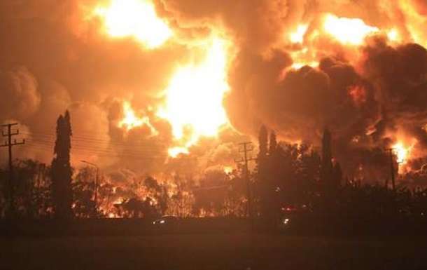 Пожежа на нафтопереробному заводі в Індонезії: кількість постраждалих зросла до 20 осіб