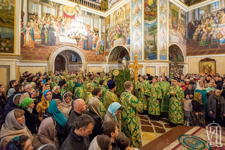 Сотни людей без масок. Московская церковь похвасталась коронавирусным молебном (фото)