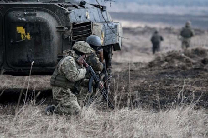 Російські окупанти гатять по українських бійцях і населених пунктах Донбасу