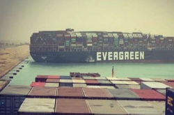 Контейнеровоз Ever Given сняли с мели в Суэцком канале, – Bloomberg