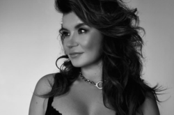 Жена Монатика взбудоражила поклонников пышными формами в кружевном белье