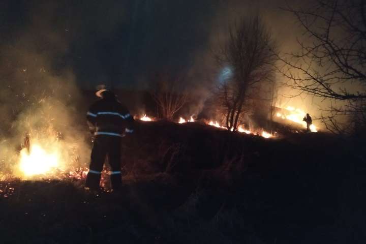 Пожежники Київщини загасили пів сотні підпалів трави, на одному із згарищ знайшли тіло 