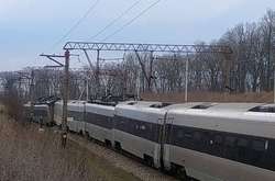  За попередньою інформацією травмованих немає, сходження з рейок було не надто різким 