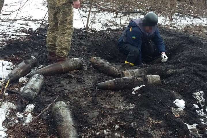 СБУ виявила схрони бойовиків зі снарядами далекобійної артилерії (фото)