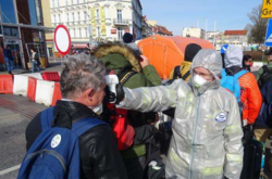  На немецко-польской границе желающим попасть в Польшу, меряют температуру 