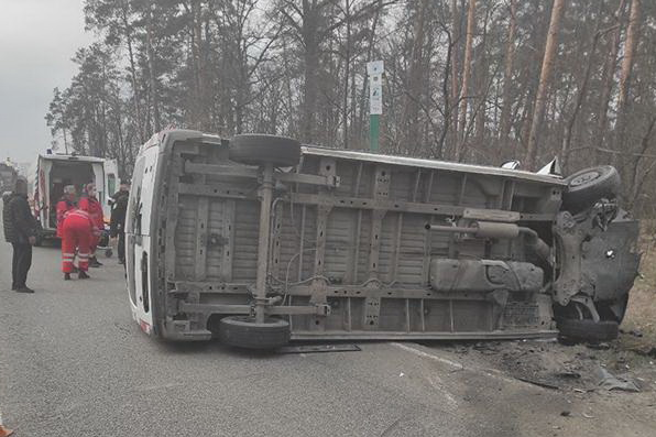 У зіткненні з автобусом ритуальної служби під Ірпенем загинуло двоє пасажирів «Москвича» (відео)