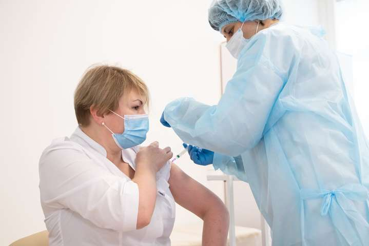 Месяц кампании по вакцинации в Украине: лишь два человека получили обе дозы