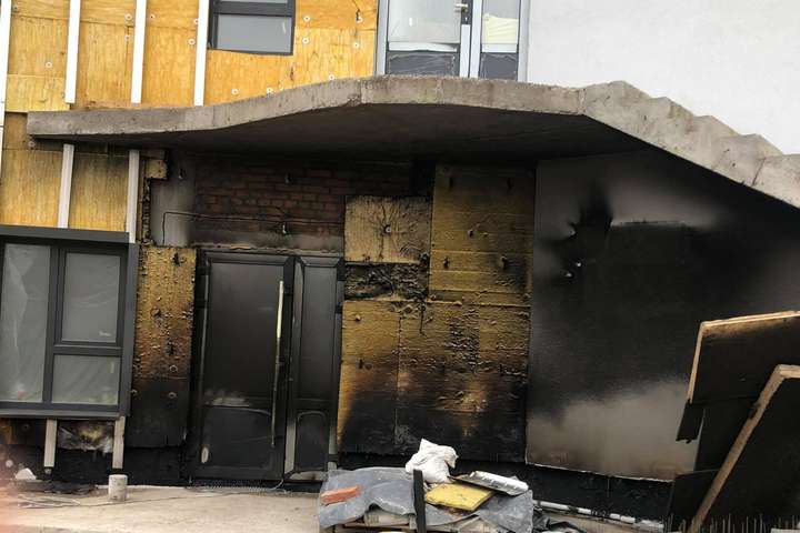Пожежею на будівництві центру пошкоджено стіни й вхідні двері - Пожежа на будівництві центру для онкохворих дітей: активісти підозрюють підпал
