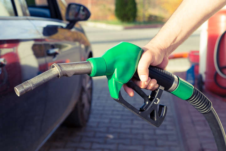 Після різкого стрибка ціни на бензин завмерли: яка ситуація на АЗС