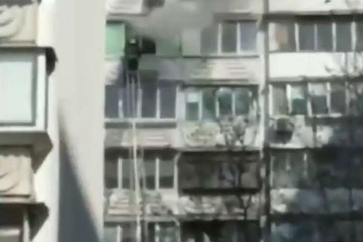 Пожежа у Дарницькому районі: палає багатоповерховий будинок (відео)