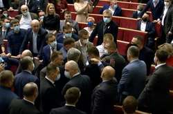 У сесійній залі сталася штовханина між п’ятим президентом Петром Порошенком, депутатами Михайлом Бондарем, Артуром Герасимовим та «слугами народу»