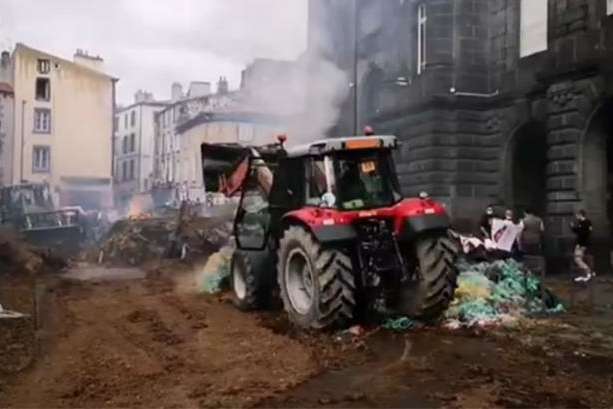 Протести у Франції: аграрії переорали містечко вздовж і впоперек, вхід у префектуру завалили гноєм