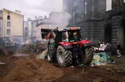Протести у Франції: аграрії переорали містечко вздовж і впоперек, вхід у префектуру завалили гноєм