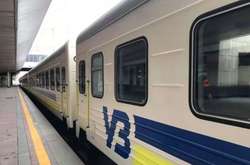 Затримуються потяги далекого слідування та приміські