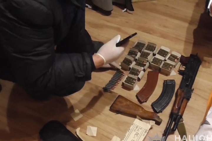 На Вінниччині поліція знайшла зброю та бойові патрони у місцевого кримінального авторитета (відео)