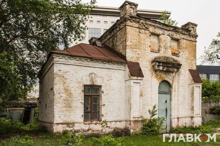 У центрі Києва знесли сторічний будинок