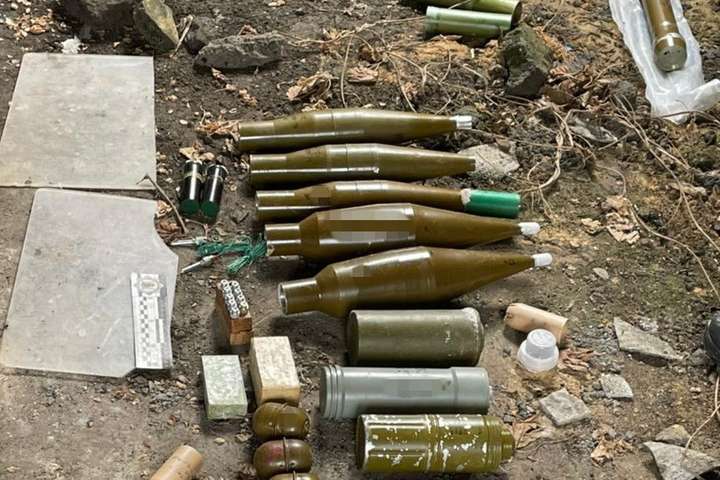 На Донеччині СБУ виявила схрон бойовиків із мінами і тротилом (фото)