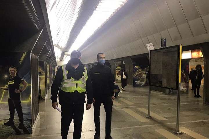 Поліція в столичному метро створила групи мисливців за безмасочниками (фото)