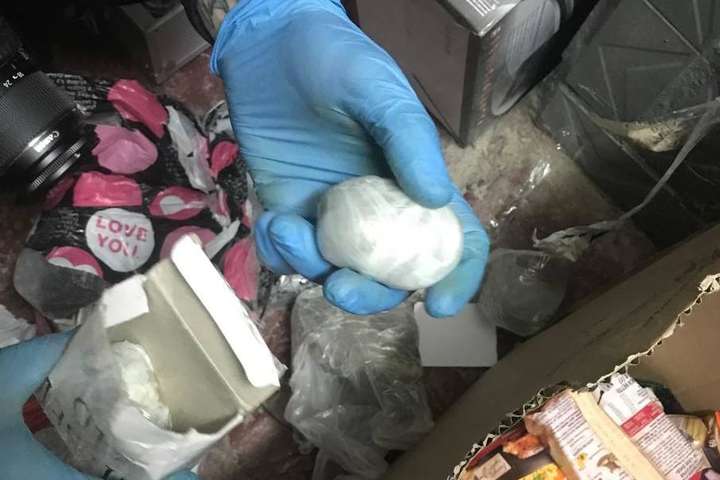  У Вінниці правоохоронці знайшли кілограм наркотиків у посилці для засуджених