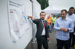 За допомогою стенду заступник Офісу Зеленського Кирило Тимошенко розповідає, як ремонтуються українські дороги