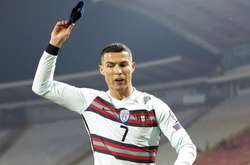 Викинуту Роналду капітанську пов’язку продадуть і допоможуть хворій дитині