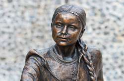 Британський університет встановив пам'ятник Греті Тунберг. Студенти обурилися