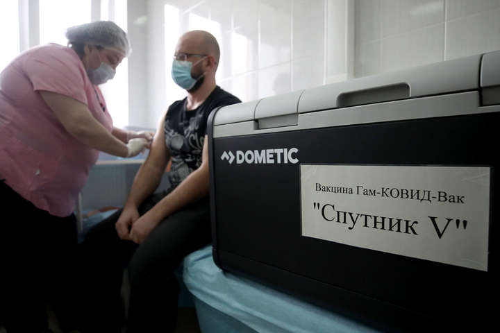 У Москві близько тисячі людей захворіли на Covid-19 після щеплення російською вакциною