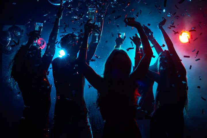 У Греції студентка отримала умовний термін за вечірку під час локдауну