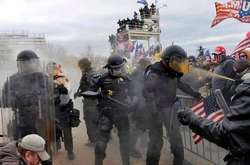  Офіцери Джеймс Блессінгейм і Сідні Гембі заявили, що прихильники Трампа атакували їх аерозольними хімікатами 